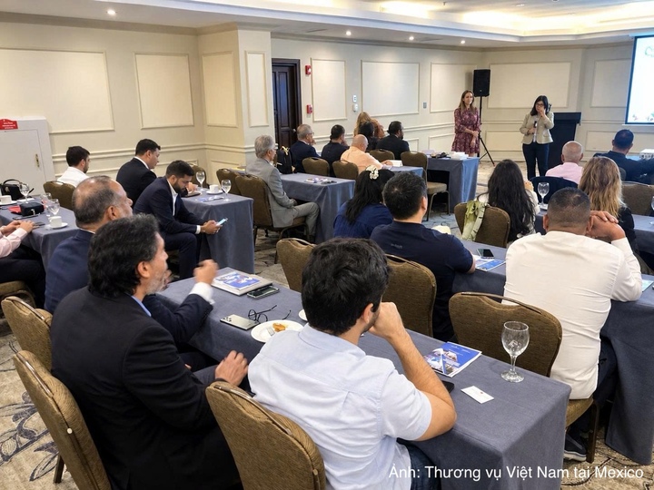 Đại diện Bộ Thương mại và Công nghiệp Panama giới thiệu chính sách Khu tự do và Chương trình Nhà đầu tư đủ điều kiện.