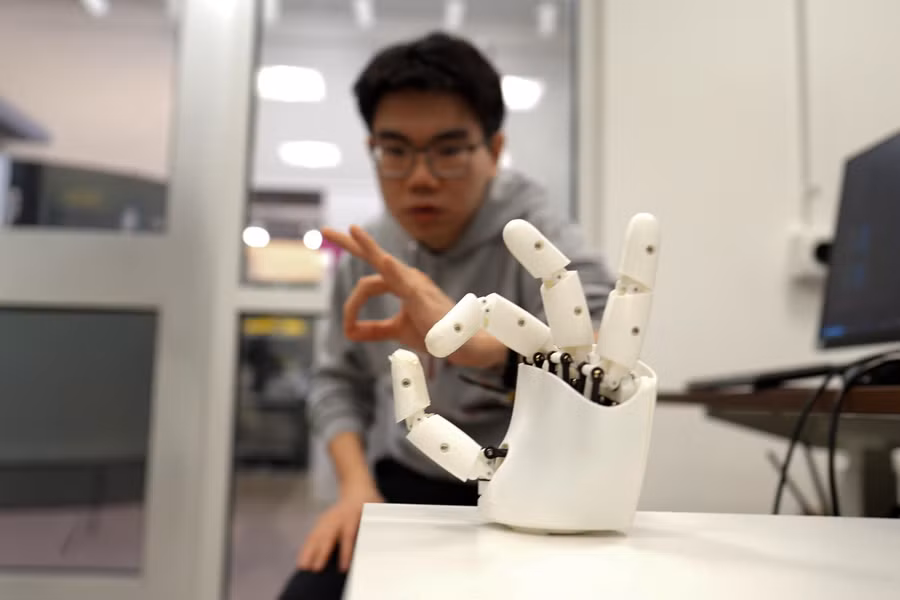 Đôi tay robot không thể linh hoạt như con người. vi-sao-ban-tay-robot-khong-giong-con-nguoi-1.jpg