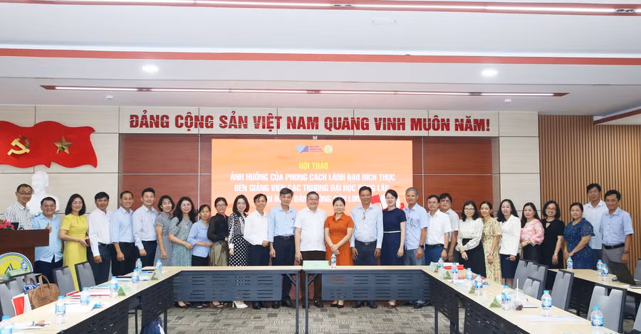 Đại biểu chụp ảnh lưu niệm tại hội thảo.