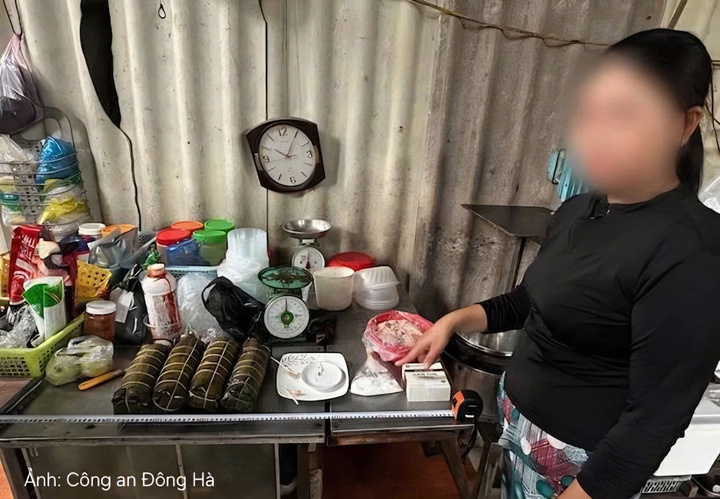 Bà N.T.T cùng số chả do cơ sở sản xuất