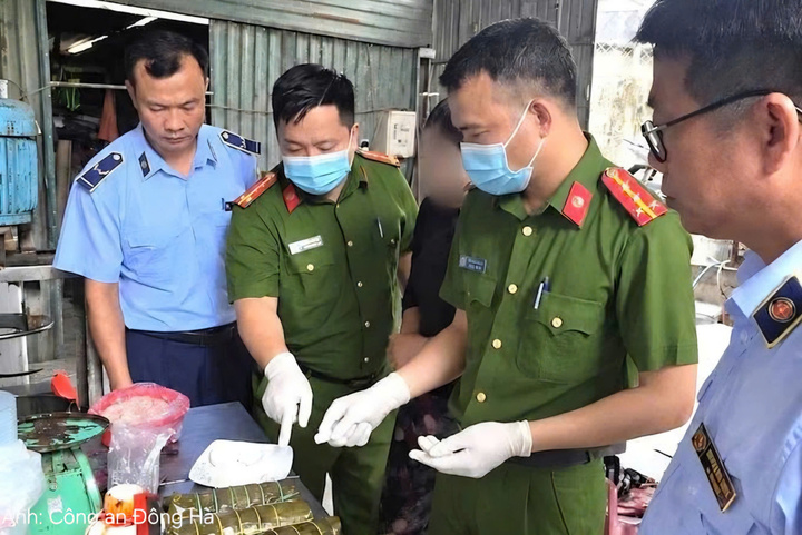 Lực lượng chức năng kiểm tra tại cơ sở sản xuất, kinh doanh chả của bà N.T.T và phát hiện có sử dụng chất cấm hàn the