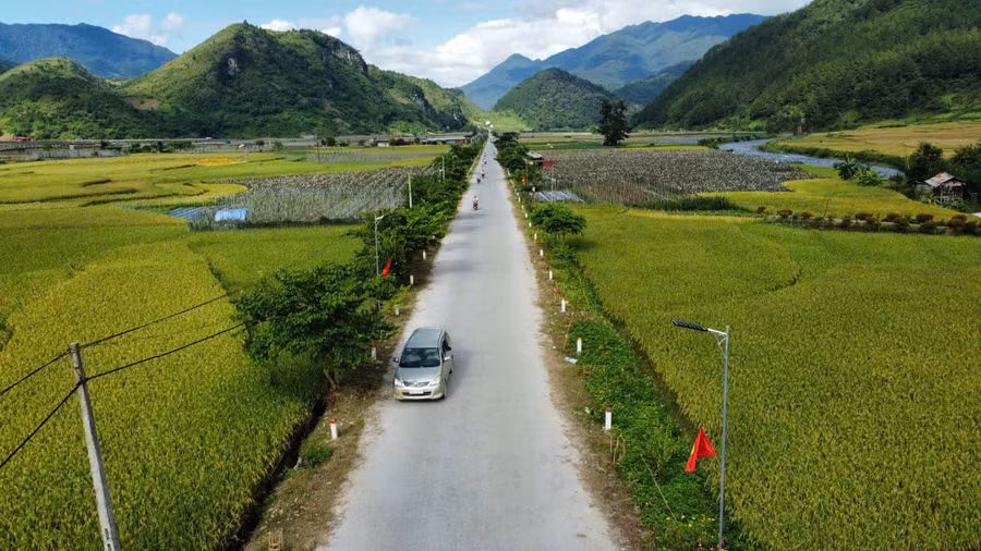 Đường rộng, những cánh đồng bát ngát tại xã Ngọc Chiến. z5781954517750-1da2d447440af785d637928c1c1708f2.jpg