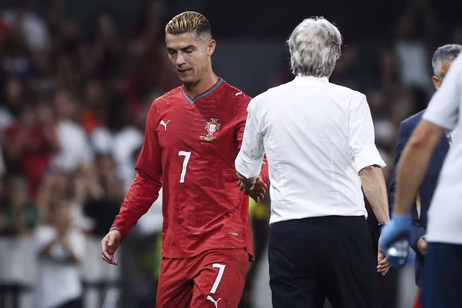 Cristiano Ronaldo vẫn có tên trong danh sách sơ bộ tuyển Bồ Đào Nha sắp tới. Ảnh: EPA ronaldo.jpg