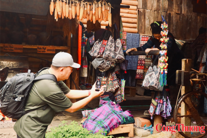 Du khách trải nghiệm không gian tại văn hóa bản Cát (Sapa). Ảnh: Thanh Huyền