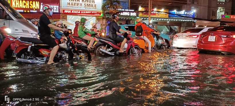 Những trận mưa vài ngày gần đây khiến nhiều tuyến đường ở TPHCM 'tê liệt'. Ảnh: Quốc Hải