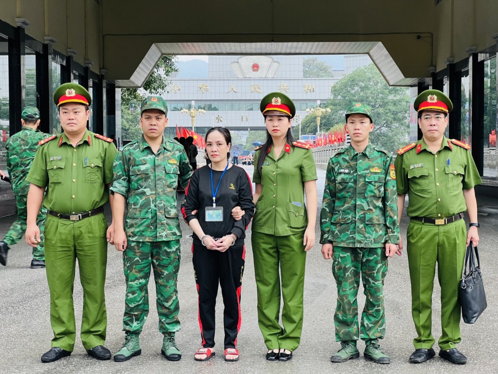 Công an tỉnh Quảng Ninh tiếp nhận đối tượng truy nã Nguyễn Thị Mai Hương